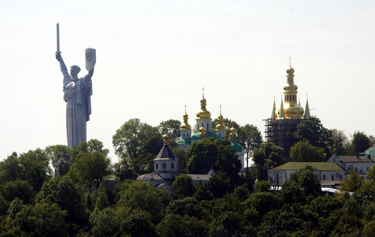 Kijev Ukrajina | Spomenik domovini (levo) in samostan Kyivo-Pechers’ka Lavra. | Foto Guliverimage