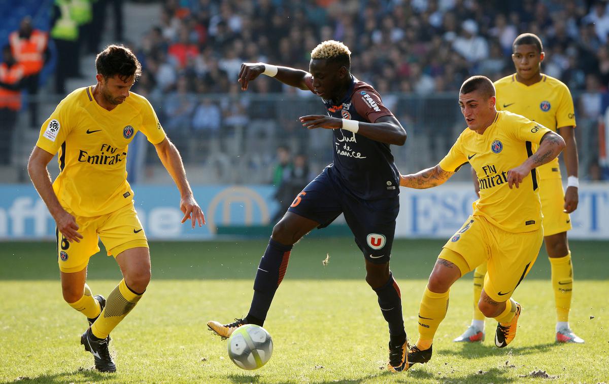 Junior Sambia | Junior Sambia (na fotografiji v sredini na tekmi proti PSG), prvi nogometaš v prvi francoski ligi, ki se je okužil, je zaradi koronavirusa v umetni komi.  | Foto Reuters