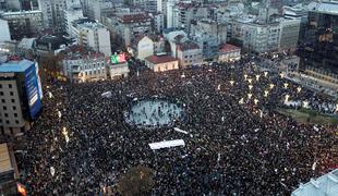 Več deset tisoč protestnikov zavzelo ulice Beograda #foto #video