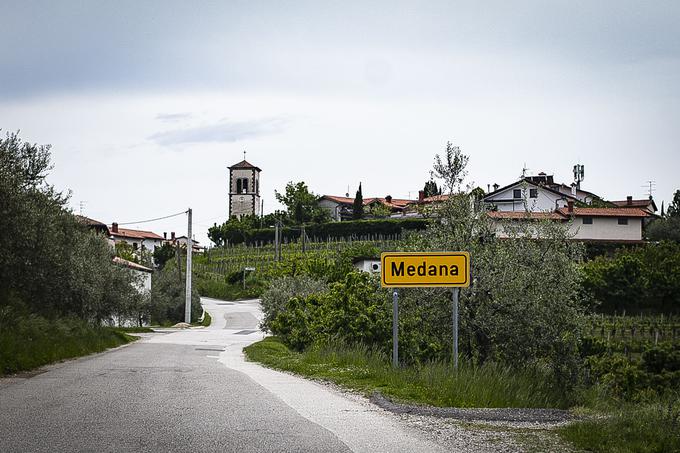 Kolesarili bodo tudi mimo Medane, slikovite vinogradniške vasice z močno poudarjenim kulturnim utripom. V vasi stoji tudi rojstna hiša pesnika Alojza Gradnika, ki je v številnih pesniških zbirkah ubesedil naravo Brd in Bricev.  | Foto: Ana Kovač