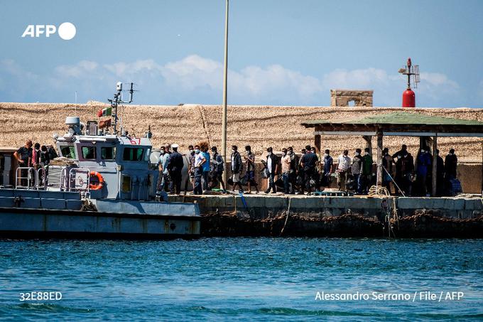 Prejšnji teden je italijanski parlament dokončno potrdil sporni zakon, ki ga je predlagala desna vlada premierke Meloni. Nova zakonodaja bistveno omejuje misije reševalnih ladij nevladnih organizacij v Sredozemlju. V skladu z novimi pravili morajo ladje po reševalni akciji v Sredozemlju zaprositi za dostop do varnega pristanišča in tja odpluti "brez odlašanja", namesto da ostanejo na morju in iščejo druge ladje z migranti v stiski. | Foto: Twitter/Daily Loud