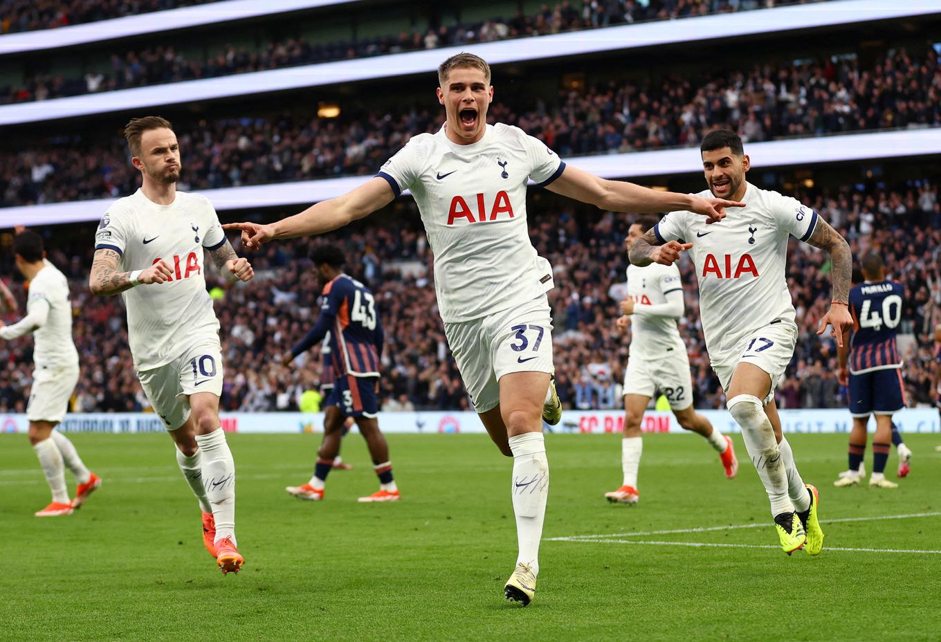 Entre os favoritos ao título está o gigante londrino Tottenham. | Foto: Reuters