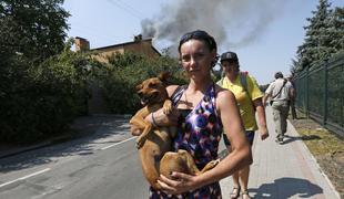 Ukrajinska vojska s topništvom nad Doneck, ubita vsaj dva civilista