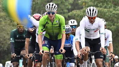 Pogačar niti na brutalno zahtevni trasi ni izgubil ravnotežja ali smisla za humor #video