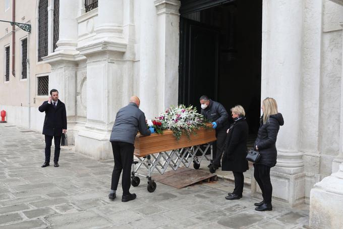 V Italiji tudi pogrebi potekajo le še v okrnjeni obliki. | Foto: Getty Images