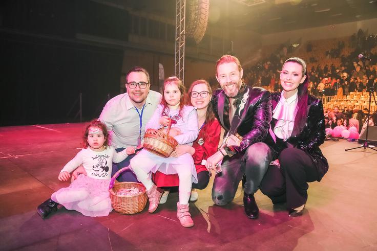 "Dvorana Tivoli je bila polna in vsi skupaj smo kot eno dihali za Karolino," sta povedala ustanovitelja Društva Viljem Julijan Gregor Bezenšek - SoulGreg Artist in Nina Bezenšek. | Foto: Mediaspeed