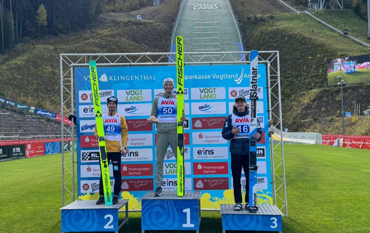 Domen Prevc KLingental 2025 | Domen Prevc skočil na zmagovalni oder v Klingentalu.  | Foto SloSki