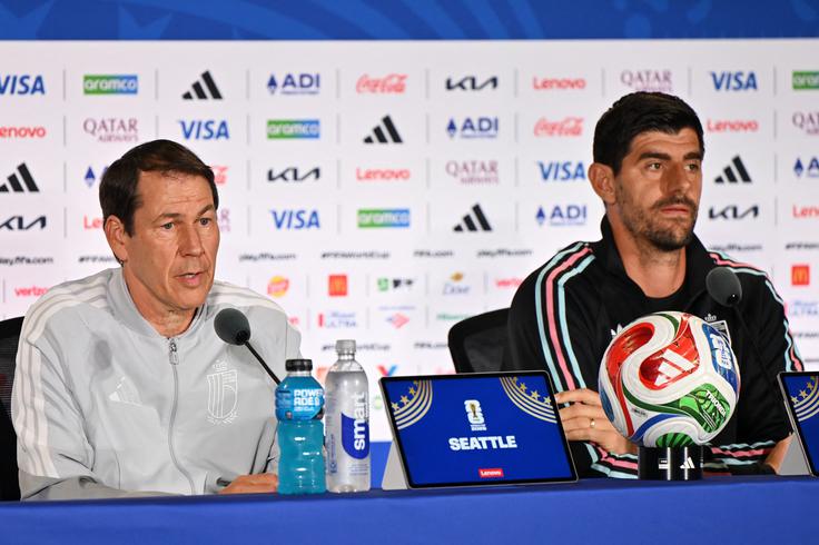 Rudi Garcia se je na dvoboju s Španijo odločil, da bo menjal "rahlo" poškodovanega Thibauta Courtoisa. | Foto: Reuters
