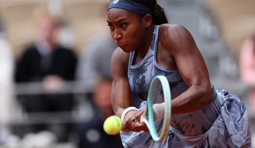 Gauff iskala loparje, nato pa gladko zmagala
