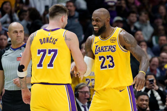 Luka Dončić LeBron James | Luka Dončić je z metom 0,5 sekunde pred koncem podaljška Lakersom prinesel zmago proti Denverju, po tekmi pa je velik poklon Slovencu namenil še LeBron James. | Foto Guliverimage