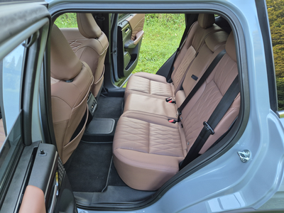 Mitsubishi outlander: ostaja posebnež, med tekmeci pa ni več edini s kablom #foto