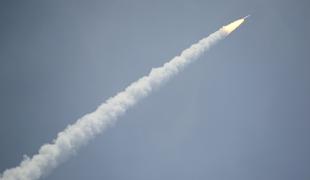 Kitajska prvič izstrelila raketo v vesolje z morja