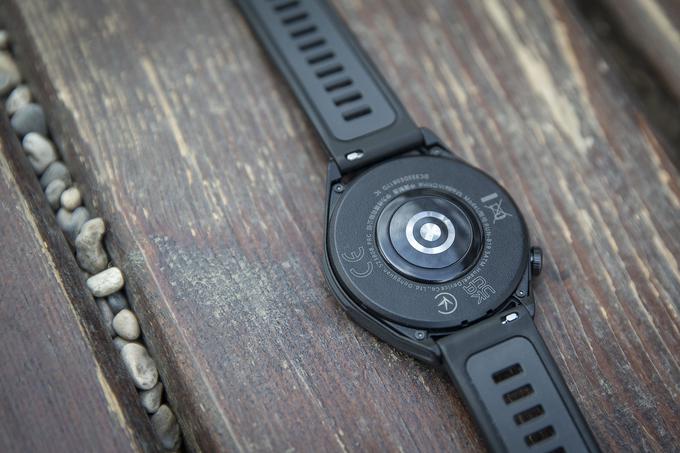 Zadnja stran pametne ure Huawei Watch GT Runner. | Foto: Ana Kovač
