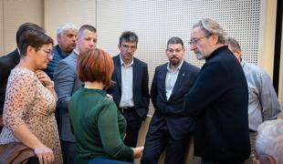 Burno zaradi božičnice: protestno zapustili sejo