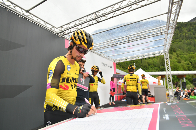 Giro roglič | Primož Roglič je te dni deležen izdatnih pohval s strani svojih navijačev, ravno obratno pa doživlja njegova ekipa Jumbo - Visma.  | Foto Giro/LaPresse