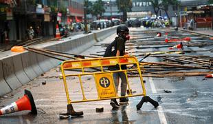Hongkong: policisti proti protestnikom prvič uporabili tudi vodne topove