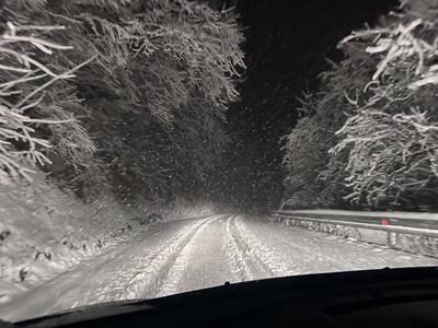 Pobelilo dele države, sneži tudi v Ljubljani