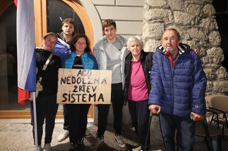 Protestni shod Novo mesto Protesta na Glavnem trgu se je udeležila tudi družina Peterlin. Ker živijo v bližini romskega naselja, so vajeni vsakodnevnih incidentov. "V avtomobile nam mečejo kamenje, samo zato da nas prestrašijo," nam je povedal Črt.  | Foto: Bojan Puhek