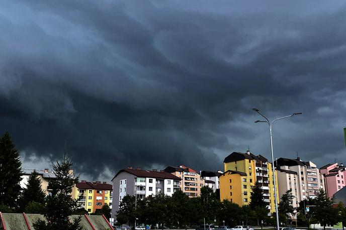 Nevihta |  Dopoldne se bodo v severni Sloveniji začele pojavljati krajevne plohe in nevihte, popoldne in zvečer pa tudi drugod. Možne bodo tudi močnejše nevihte. Sprva bo pihal veter južnih smeri, popoldne in zvečer bo zapihal okrepljen severni veter. Najnižje jutranje temperature bodo od 14 do 20, najvišje dnevne od 22 do 30 stopinj Celzija. | Foto Matic Tomšič