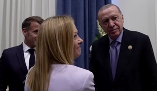 Erdogan predlagal Meloni, naj neha kaditi. Macron: To je nemogoče. #video