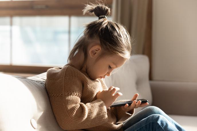 Varnost na internetu. Otrok. Otroci. Računalnik. Internet. | "Otroci, mlajši od dveh let, naj zaslonom ne bodo izpostavljeni, do petega leta starosti pa naj čas pred zaslonom preživijo le pod nadzorom staršev," svetuje pediatrinja Anja Radšel. | Foto Shutterstock