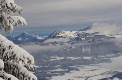 Plaz v francoskih Alpah usoden za moškega in njegovo 11-letno hčerko