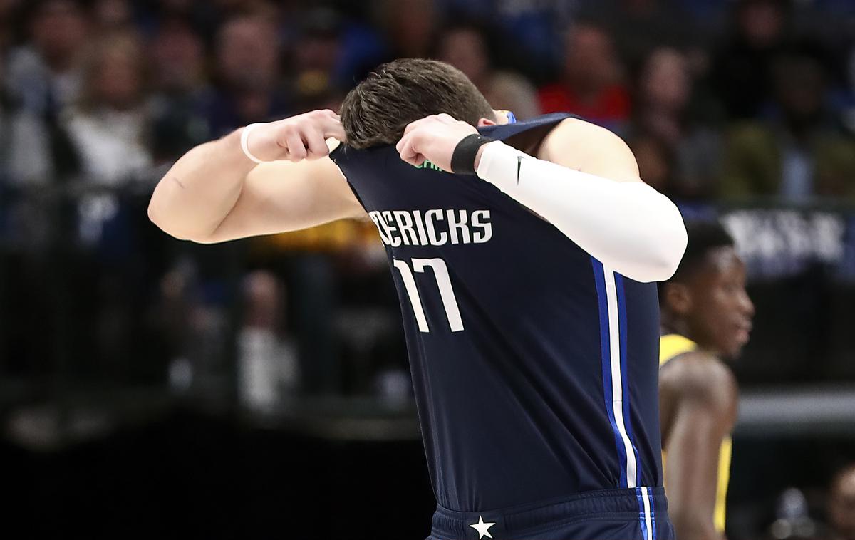 Luka Dončić | Luka Dončić je v ligi NBA eden najboljših košarkarjev, a tudi on kdaj naredi napako. In to takšno, s katero nasmeji privržence košarke. | Foto Reuters