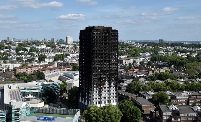 Laburisti vzroke vseh britanskih težav - od terorističnih napadov do požara v stolpnici Grenfell v Londonu - vidijo v konservativnem zategovanju pasov oziroma v varčevalni politiki (ang. Tory cuts). | Foto: Reuters