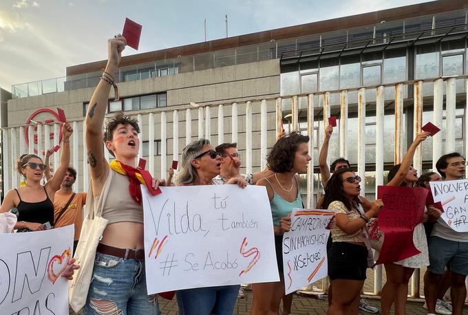 Protesti pred sedežem Španske nogometne zveze, kjer zahtevajo kazen za Luisa Rubialesa. Ta je tudi podpredsednik Evropske nogometne zveze (Uefa), kjer je njegov nadrejeni Aleksander Čeferin. | Foto: Reuters