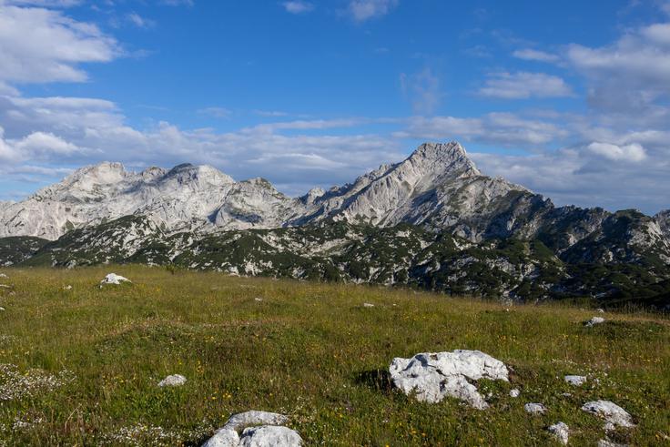 Razgled z Deske. Povsem levo je Planjava, desno pa Ojstrica. | Foto: Matej Podgoršek