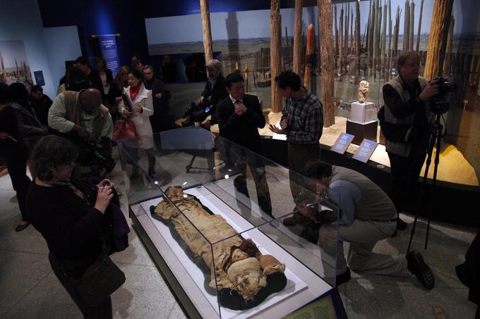 V najnovejši študiji o tarimskih mumijah so preučili DNK 13 mumij, čeprav je tarimskih mumij več sto. V študiji, kot je opozoril genetik Iosif Lazaridis, tudi ni pojasnjeno, katere mumije so preučili. Tako se za zdaj ne ve, ali so preučili tudi Lepotico iz Šjaoha, Moža iz Čerčena in druge mumije, ki so jim, glede na njihov zunanji videz, pripisovali evropski izvor.  | Foto: Guliverimage/Vladimir Fedorenko