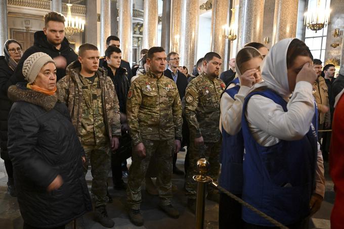 Ruski mediji zdaj izrecno poročajo o zaskrbljenosti glede veteranov, ki nimajo službe, ali veteranov, ki so poškodovani in nimajo dovolj ugodnosti. Na fotografiji: ruski veterani vojne v Ukrajini in žene vojakov. | Foto: Guliverimage