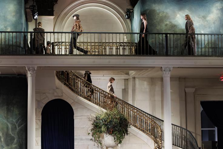 Predstavljeni so bili brezčasni kosi, ustvarjeni z mislijo na trajnost, tradicijo in kakovost, ki presegajo sezonske trende. | Foto: Guliverimage