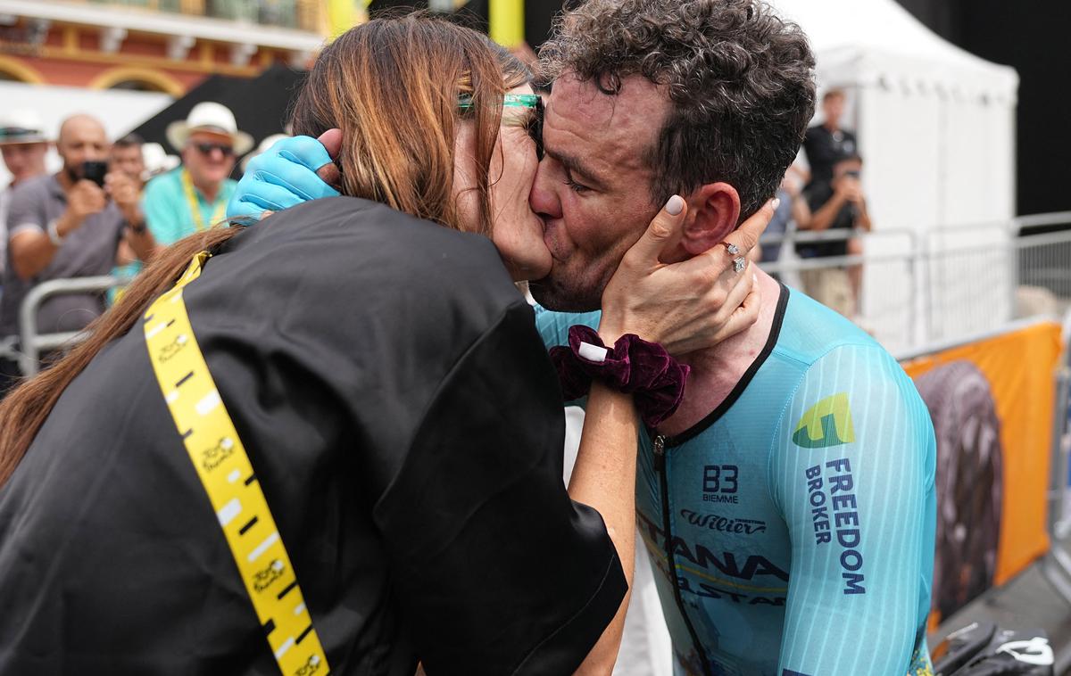 Mark Cavendish, TDF 2024 | Marka Cavendisha so v cilju njegovega zadnjega Toura pričakali žena Peta in njegovi otroci. | Foto Reuters