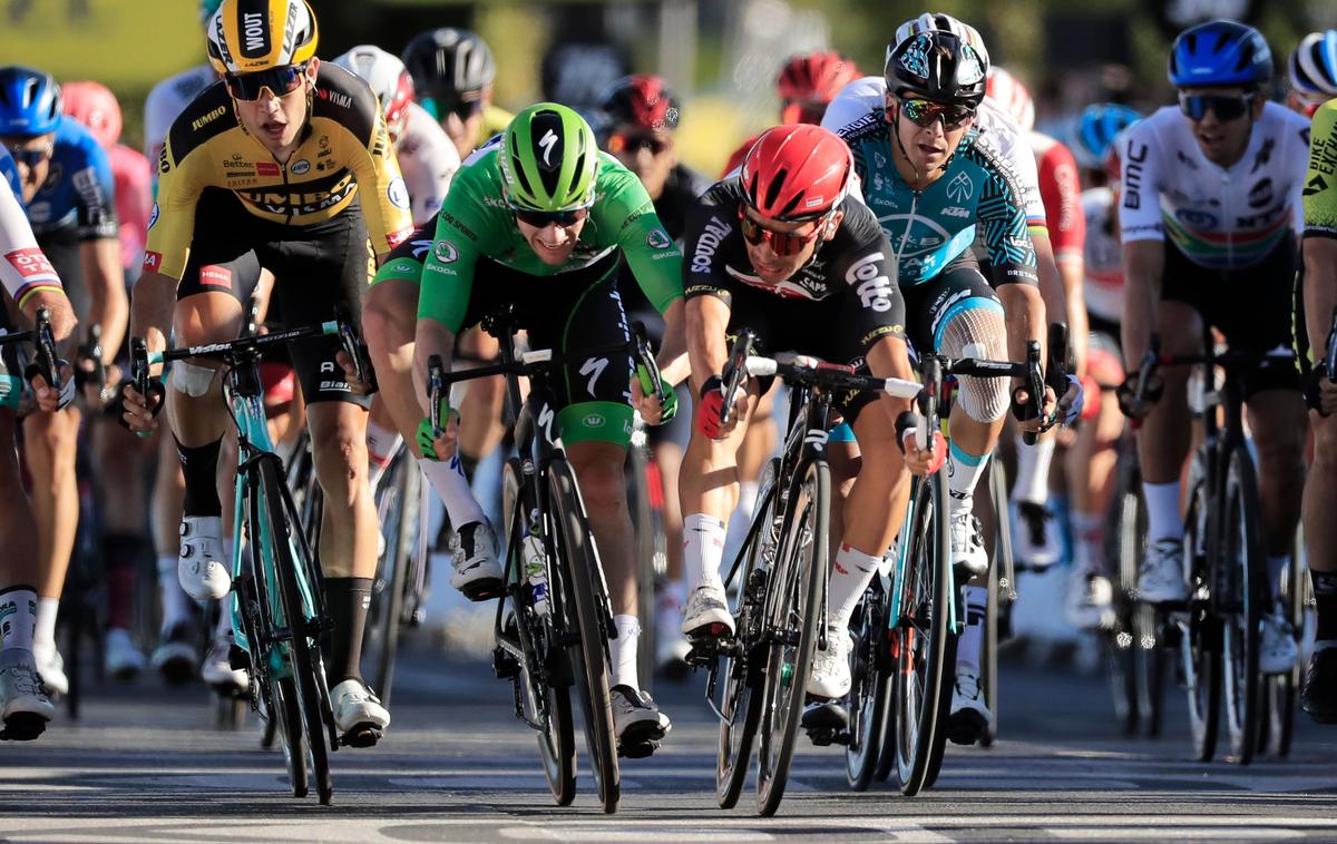 Le Tour 2020 - 11 etapa | V razburljivem ciljnem šprintu 11. etape Toura se je do zmage prebil Avstralec Caleb Ewan, zaiskrilo pa se je med Woutom Van Aertom in Petrom Saganom. | Foto Reuters