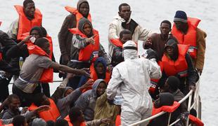 Pred obalo Libije rešili skoraj tisoč prebežnikov