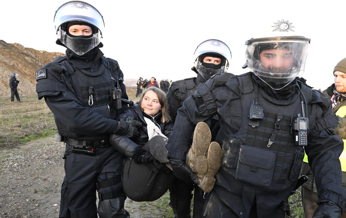 Greta Thunberg | Takole so nemški policisti Greto Thunberg odnesli med januarskim protestom pri odprtem rudniku lignita Garzweiler II.  | Foto Guliver Image