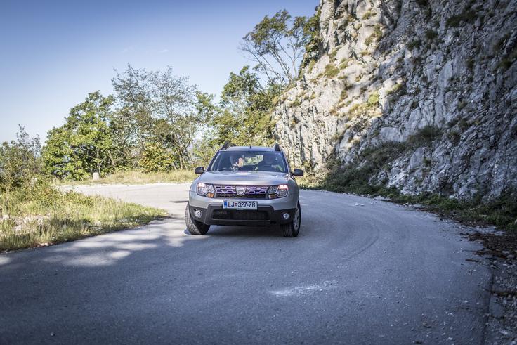 Z Dacio na Nanos? Brez težav! Najprej po preglednih serpentinah, potem pa še po stranpoteh. Na poti do vrha imate veliko priložnosti za postanek in uživanje v čudovitem razgledu. | Foto: Bojan Puhek