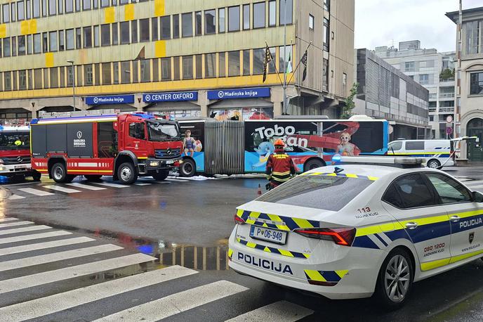 nesreča | Cvar je ob tem izrazil sožalje svojcem umrlega dekleta ter podporo vozniku avtobusa, ki po njegovih besedah doživlja izjemno osebno travmo. Pristojne na Mestni občini Ljubljana in upravljavce semaforskih sistemov je pozval, naj čim prej ukrepajo in prilagodijo prometne ureditve tako, da bodo v prvi vrsti varovale človeška življenja. | Foto Siol.net