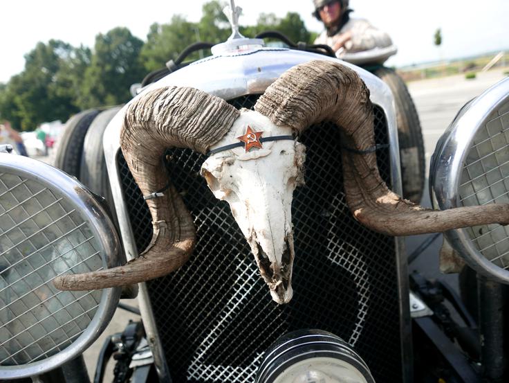 V konkurenci je štartalo več kot sto avtomobilov, velika večina jih je še vedno na poti proti Parizu. Nekateri imajo tudi zanimivo okrašene avtomobile. | Foto: 