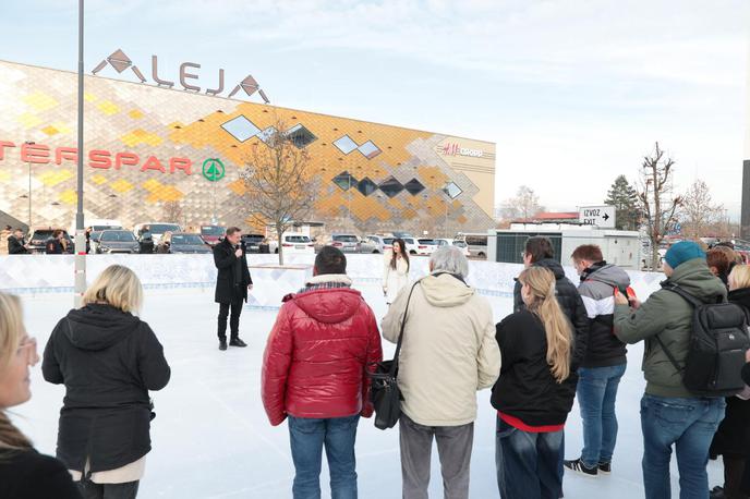 Aleja drsališče | Na parkirišču pred ALEJO se je odprlo edino drsališče na prostem v Ljubljani. | Foto Aleja