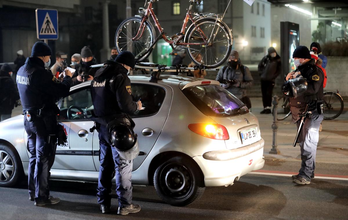 Protesti Ljubljana | V petek so bili v Ljubljani protesti, na katerih so protestniki protestirali s pomočjo osebnih vozil. | Foto STA