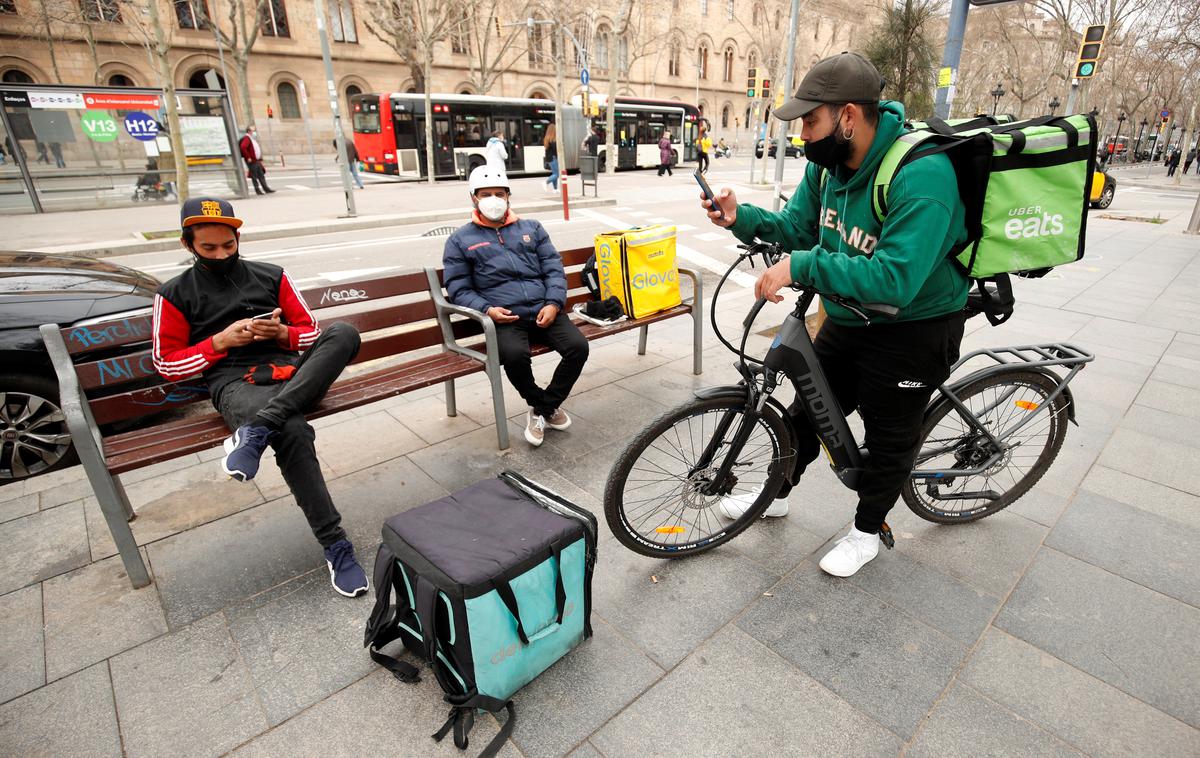 Dostavljalci podjetij Deliveroo, Glovo in UberEats | Foto Reuters