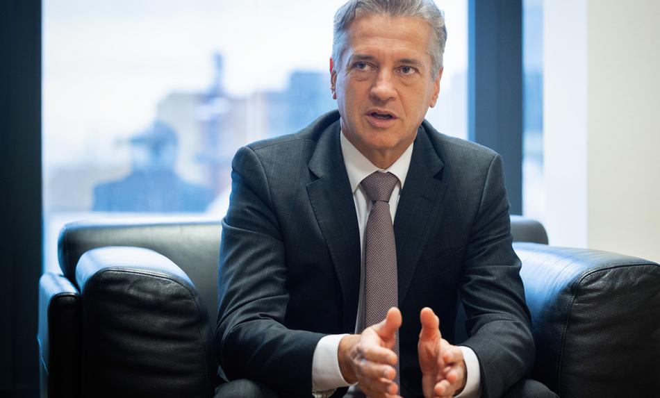 Golob: Živimo v težkih časih. Uvajamo aktivne rezervne sile.
