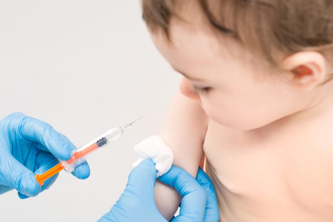 Vsaj še za dva tedna so nenujna cepljenja otrok ustavljena, pravi sogovornica. | Foto: Getty Images