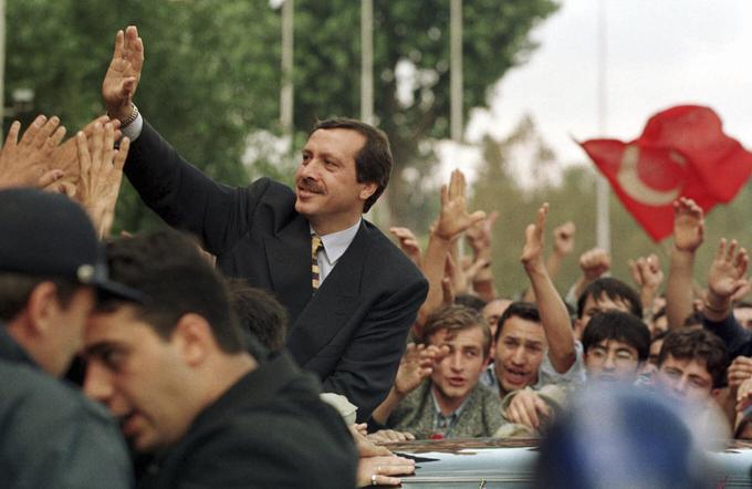 Recep Tayyip Erdogan je bil med letoma 1994 in 1998 istanbulski župan. Rodil se je sicer v mestu Güneysu ob Črnem morju v konservativni muslimanski družini, a se je že kot otrok s starši priselil v neko revno delavsko sosesko v Istanbulu. Na fotografiji: Erdogan leta 1994. | Foto: Guliverimage/Vladimir Fedorenko
