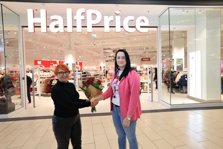 Nena Horvat, vodja marketinga, in Ajla Šljivar, vodja poslovalnice HalfPrice | Foto: Mediaspeed