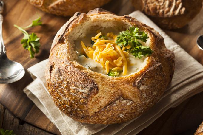 Namesto krožnikov uporabite kar doma spečene hlebčke svežega kruha.  | Foto: Getty Images