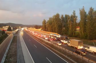 Na slovenskih avtocestah zastoji, promet otežujejo tudi nevihte