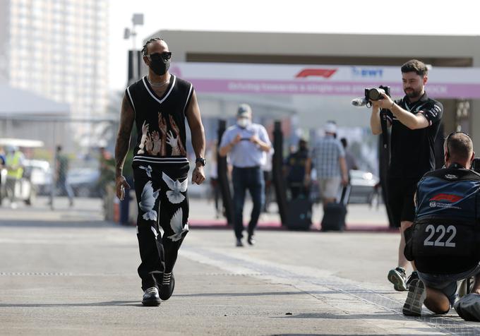 "Lev" Lewis Hamilton ob četrtkovem prihodu na dirkališče | Foto: Reuters